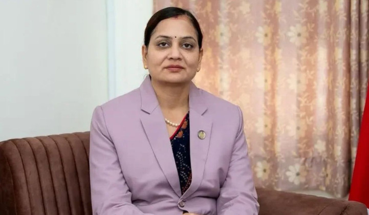 अस्पतालले भर्ना नलिएपछि फुटपाथमै प्रसूति, स्वास्थ्यमन्त्रीले भनिन्,दोषी उम्किन पाउँदैन